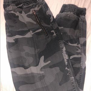 Aritzia: TNA camo joggers
